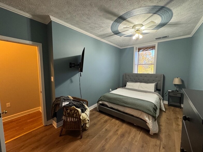 More Photos Of 7 E Water St, Little Curren Storefront Retail Residential For Sale