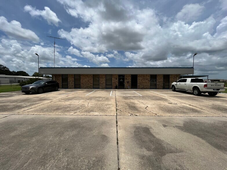 More Photos Of 3019 W Admiral Doyle Dr, New Iberia Flex For Lease