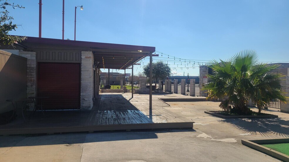 More Photos Of 622 6th St N, Texas City Bar For Lease