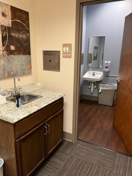 More Photos Of 3747 W Fork Rd, Cincinnati Medical For Lease