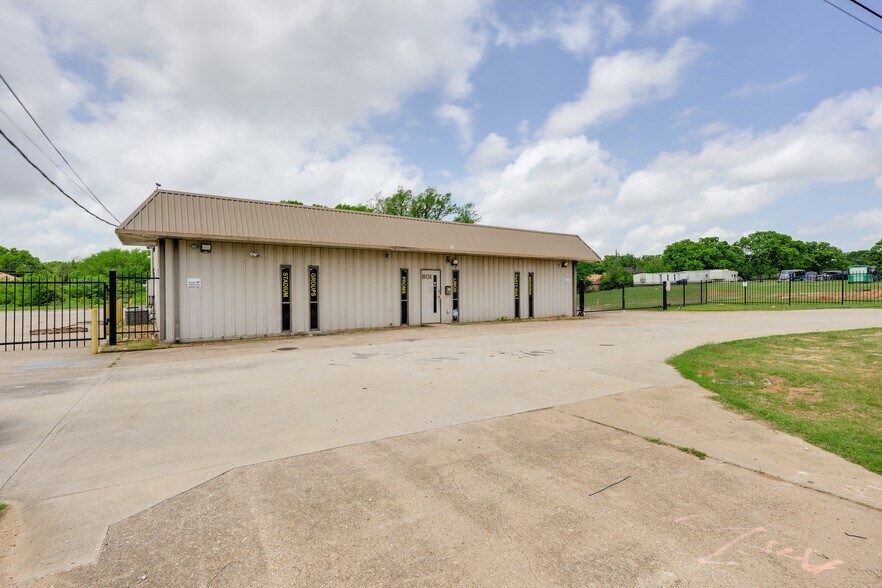 More Photos Of 801 N Walton Walker Hwy, Irving Warehouse For Lease