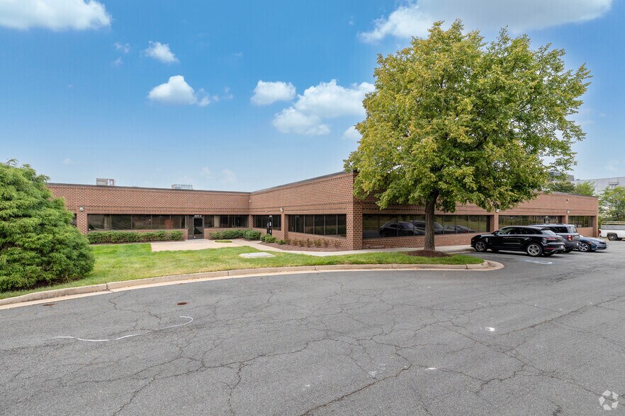 More Photos Of 1306 Squire Ct, Dulles Town Center Light Manufacturing For Lease