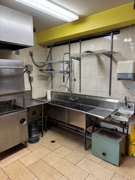 More Photos Of 737-739 N La Salle Dr, Chicago Storefront Retail Office For Lease