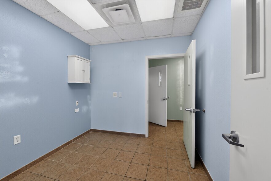 More Photos Of 2555 Pinellas Point Dr S, Saint Petersburg Veterinarian Kennel For Sale