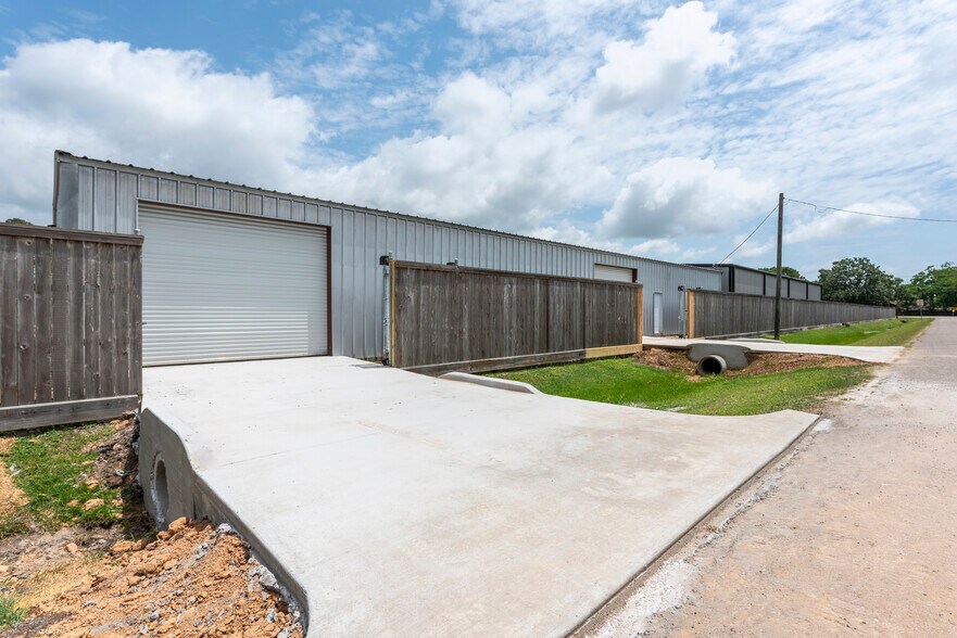 More Photos Of 1618 Callaway Dr, Alvin Warehouse For Lease