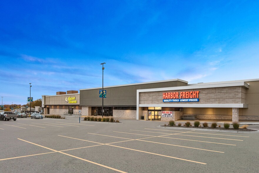 Primary Photo Of 276-346 SW Blue Pky, Lee's Summit Unknown For Lease