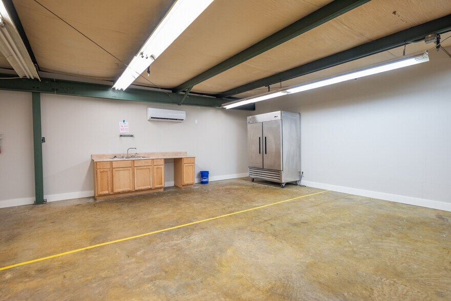 More Photos Of 1006 Lynn Ln, Starkville Flex For Lease