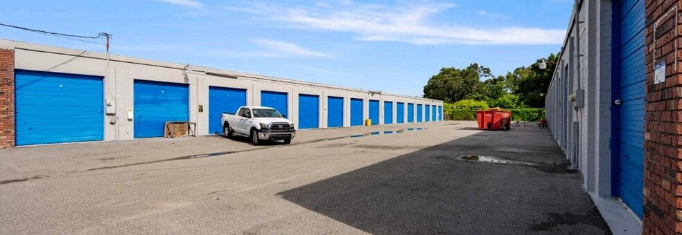 More Photos Of 1520 Peachtree St, Cocoa Self Storage For Sale