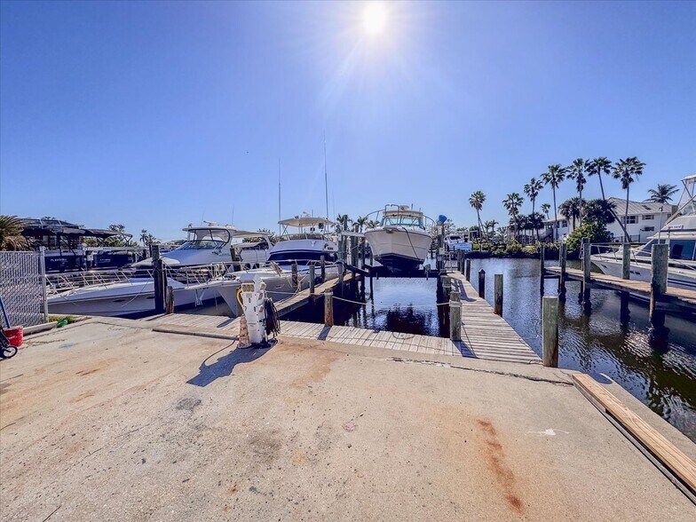 More Photos Of 17671-17681 San Carlos Blvd, Fort Myers Marina For Sale