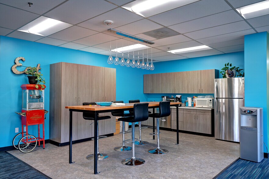 More Photos Of 5100 S Macadam Ave, Portland Office For Sale