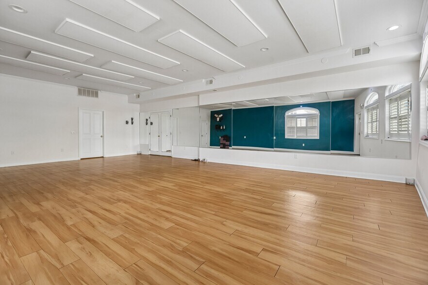 More Photos Of 622 Main St, Avon By The Sea Storefront Retail Residential For Sale
