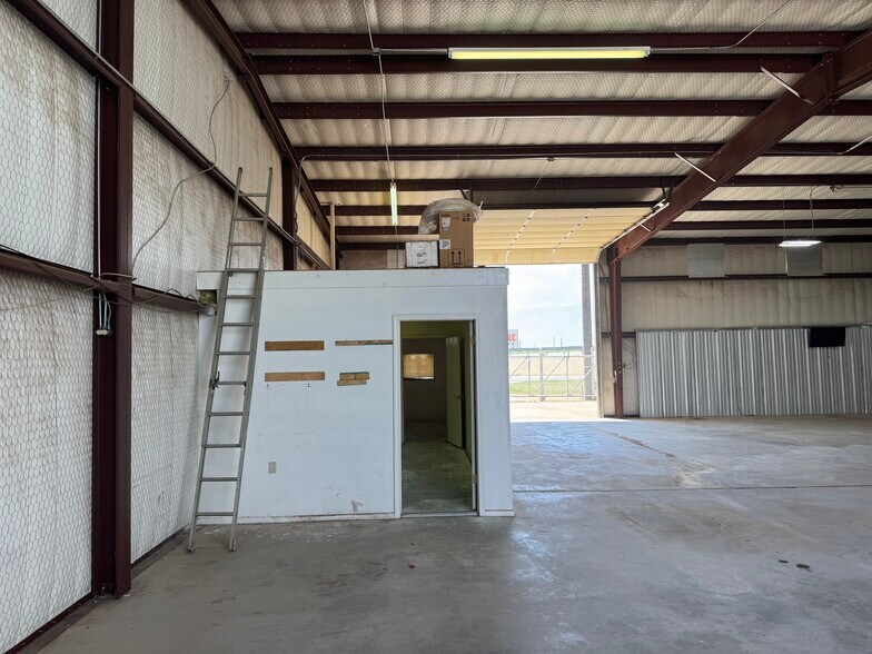 More Photos Of 11607 Highway 87, Lubbock Warehouse For Sale