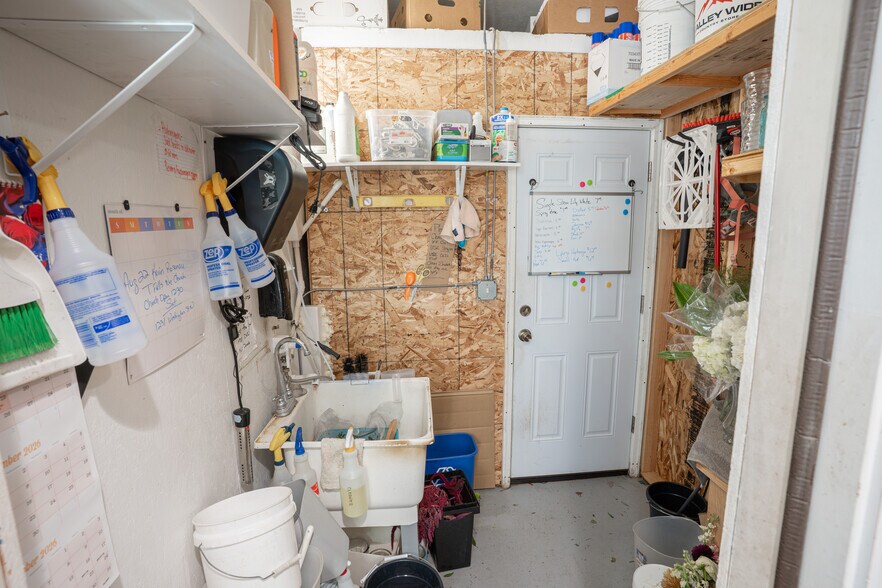More Photos Of 319 Main St N, Kimberly Warehouse For Sale