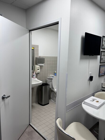 More Photos Of 2601 SW 37th Ave, Coral Gables Medical For Lease