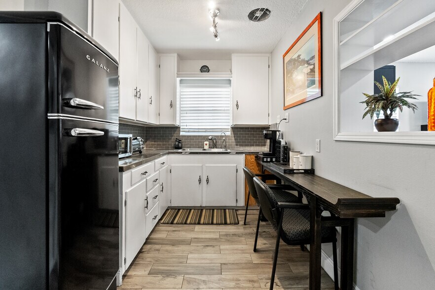 More Photos Of 5424 Edgewater Dr, Orlando Flex For Lease