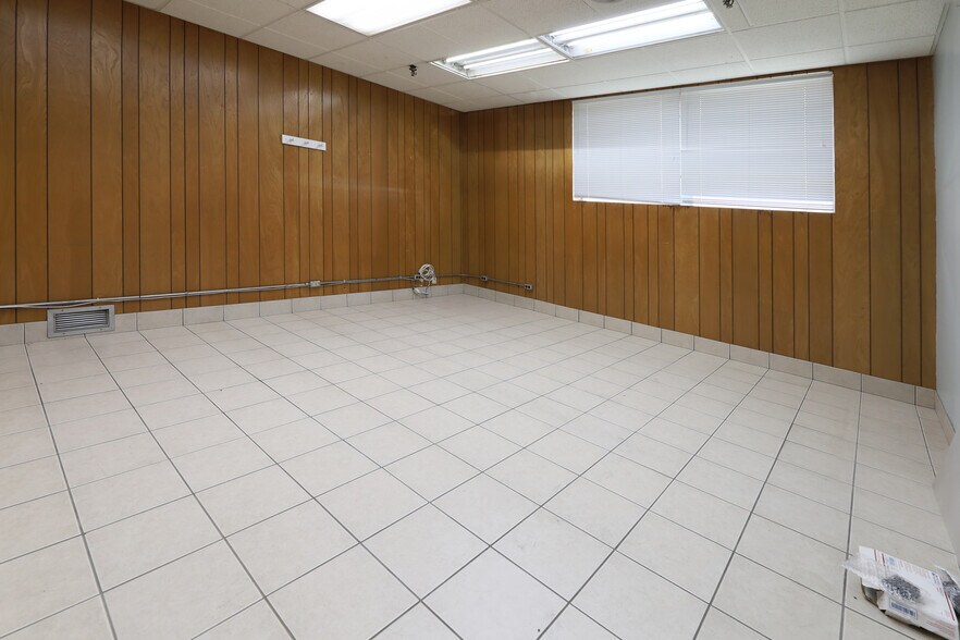More Photos Of 820 Nicholas Blvd, Elk Grove Village Manufacturing For Lease