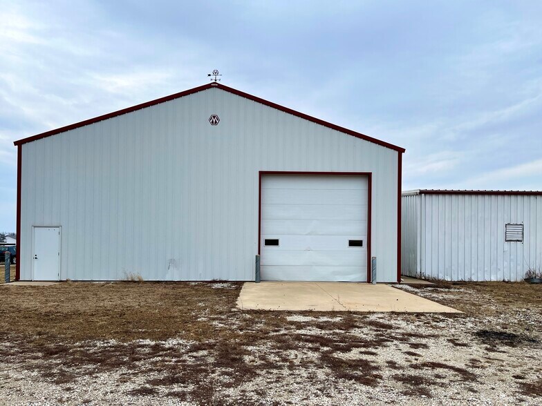 More Photos Of 125 Barlow Rd, Farmington Distribution For Lease