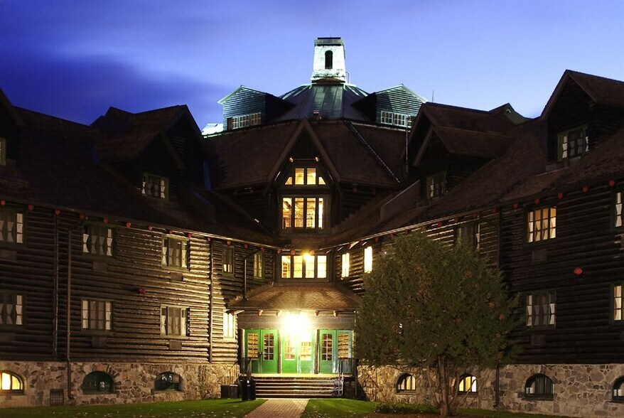 More Photos Of 392 Rue Notre-Dame, Montebello Hotel For Sale