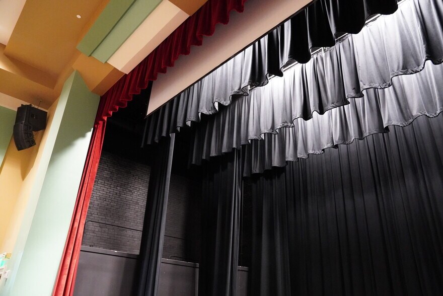 More Photos Of 1028 Main St, Evanston Theater Concert Hall For Sale