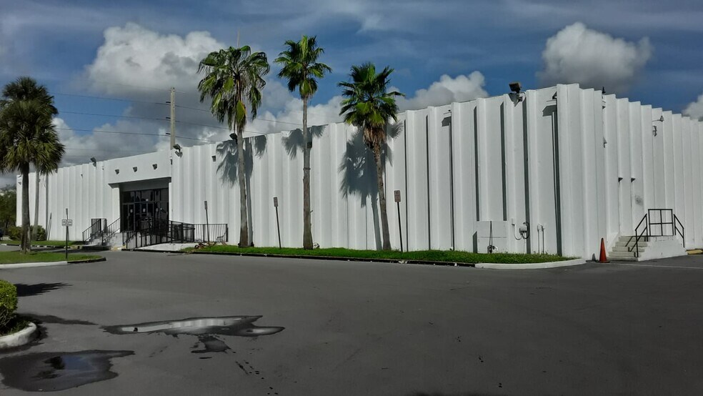 Primary Photo Of 5320 Powerline Rd, Fort Lauderdale Freestanding For Lease