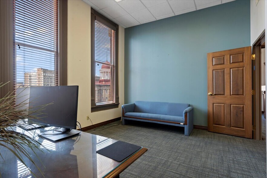 More Photos Of 200 S 6th St, Springfield Office For Sale