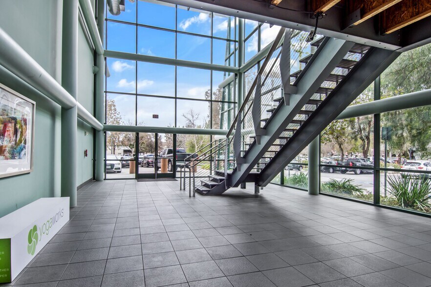 More Photos Of 2475 Townsgate Rd, Westlake Village Office For Lease