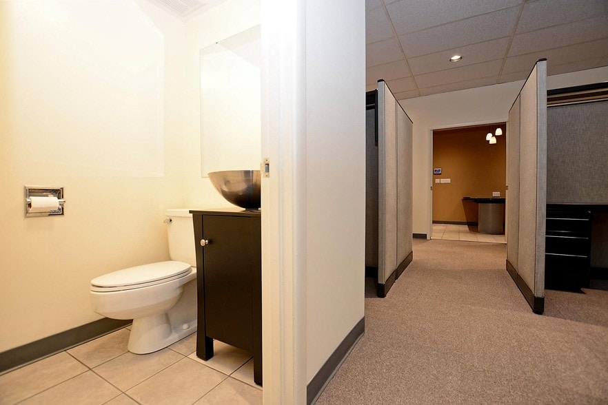More Photos Of 512 Higgins Rd, Park Ridge Office For Lease