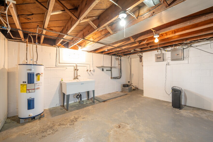 More Photos Of 1575 Mission Rd, Latrobe Flex For Sale