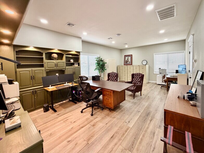 More Photos Of 1030 W Main St, Jenks Office For Sale