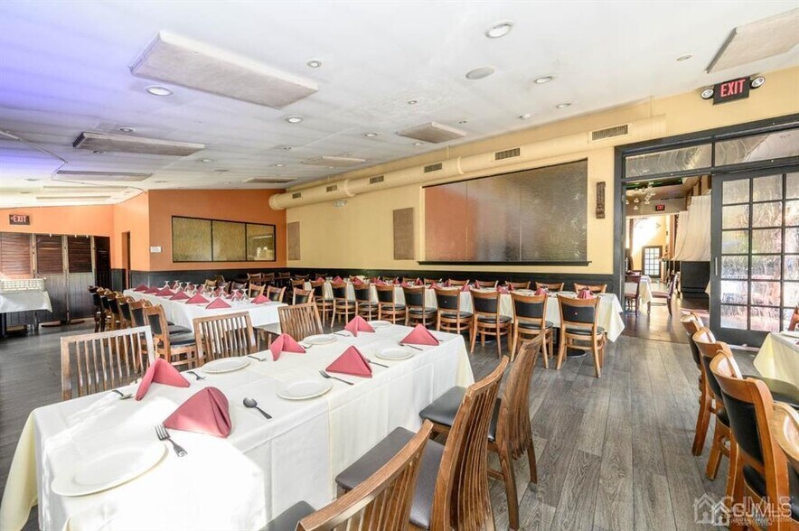 More Photos Of 522 Rt-33, Englishtown Restaurant For Lease