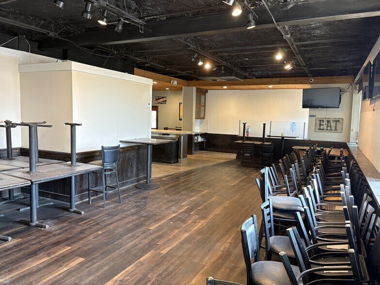 More Photos Of 1000 W Main St, Tomball Restaurant For Lease