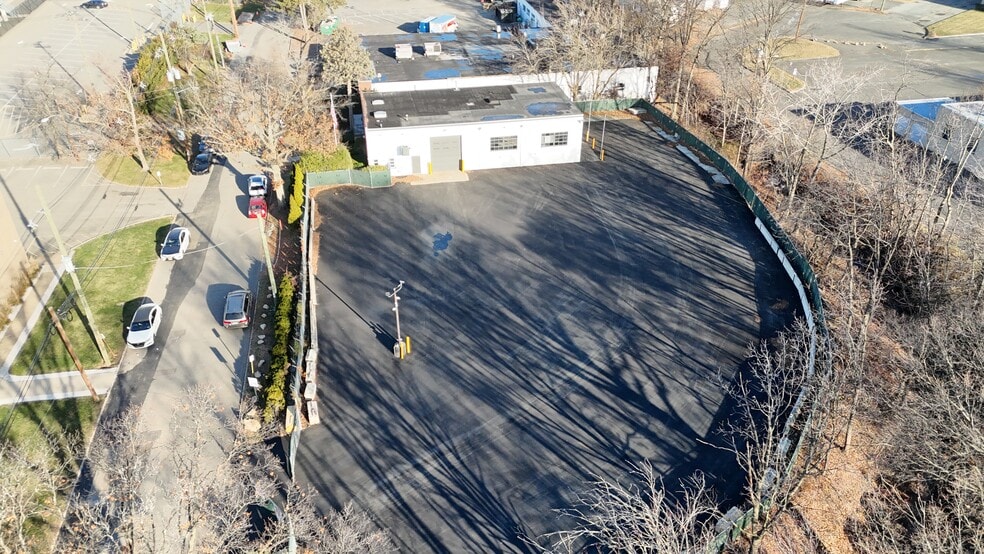 More Photos Of 200 Swenson Dr, Kenilworth Warehouse For Lease