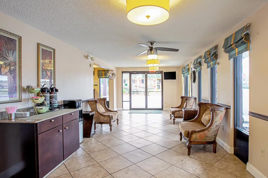 More Photos Of 6819 N Us-129, Live Oak Hotel For Sale