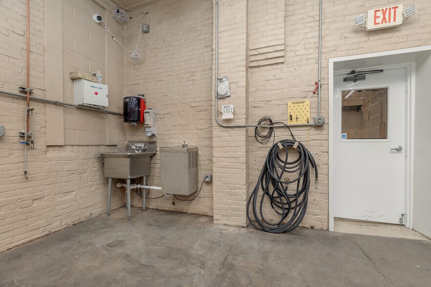 More Photos Of 2855 Magnolia Ave, Saint Louis Auto Repair For Sale