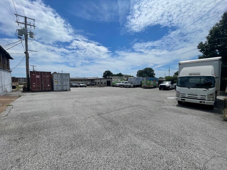 More Photos Of 300 E Tennessee St, Florence Flex For Sale