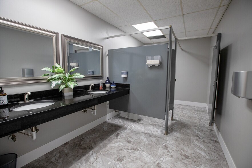 More Photos Of 865-909 E Wilmette Rd, Palatine Medical For Lease