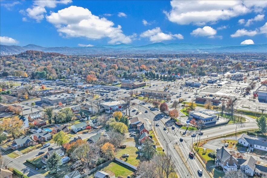 More Photos Of 5005 Williamson Rd NW, Roanoke Freestanding For Sale