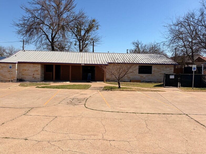 Primary Photo Of 515 W Bridge St, Granbury Freestanding For Lease