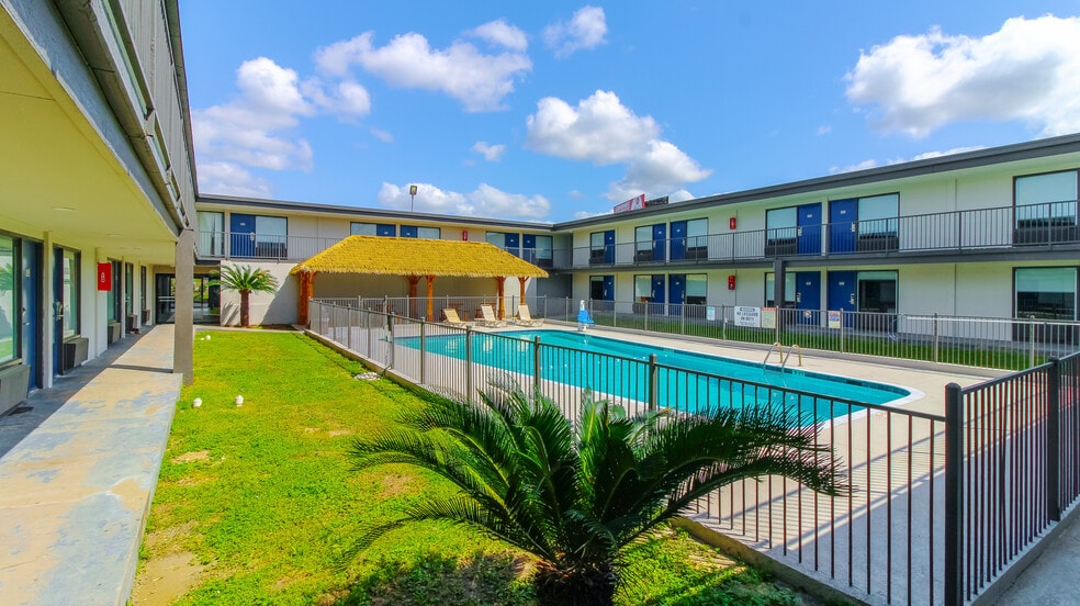More Photos Of 110 E Highway 6, Alvin Hotel For Sale