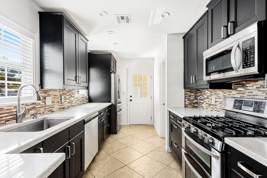 More Photos Of 5131 Don Pio Dr, Woodland Hills Multifamily For Sale