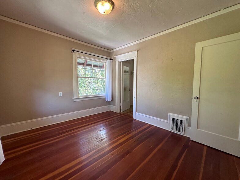 More Photos Of 619 NE Roberts Ave, Gresham Medical For Lease