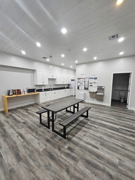 More Photos Of 2121 S 7th St, Council Bluffs Light Distribution For Sale