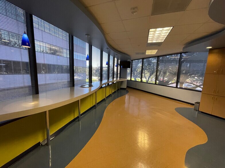 More Photos Of 5 Riverway, Houston Office For Sale