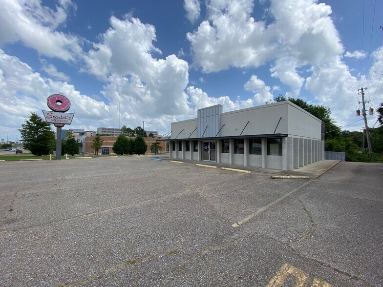 More Photos Of 920 S Gloster St, Tupelo Restaurant For Lease