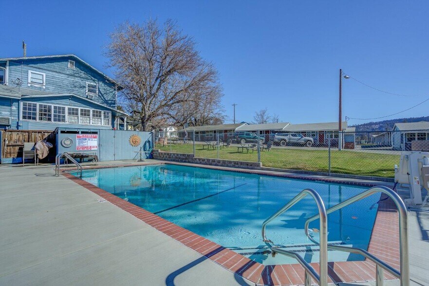 More Photos Of 718 Main St, Weaverville Hotel For Sale