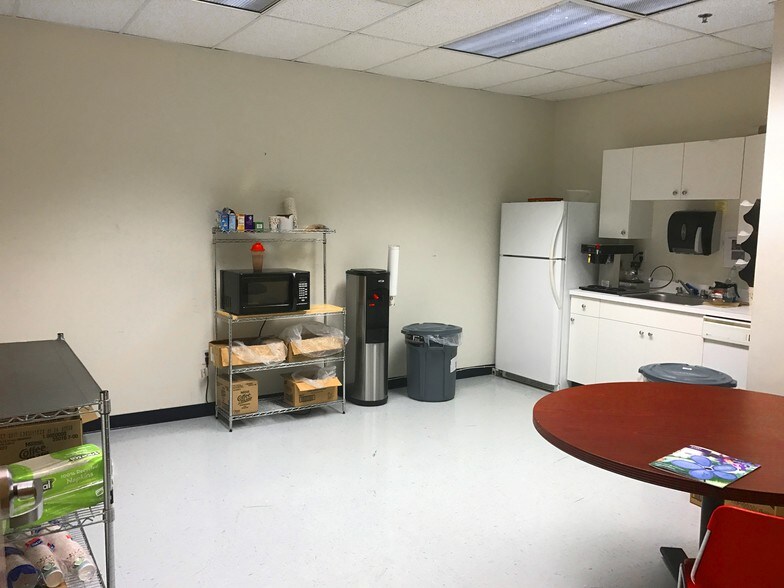 More Photos Of 20 Research Pky, Old Saybrook Light Manufacturing For Lease