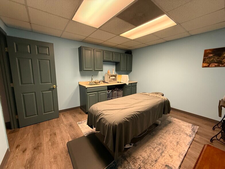 More Photos Of 487 Burncoat St, Worcester General Retail For Lease