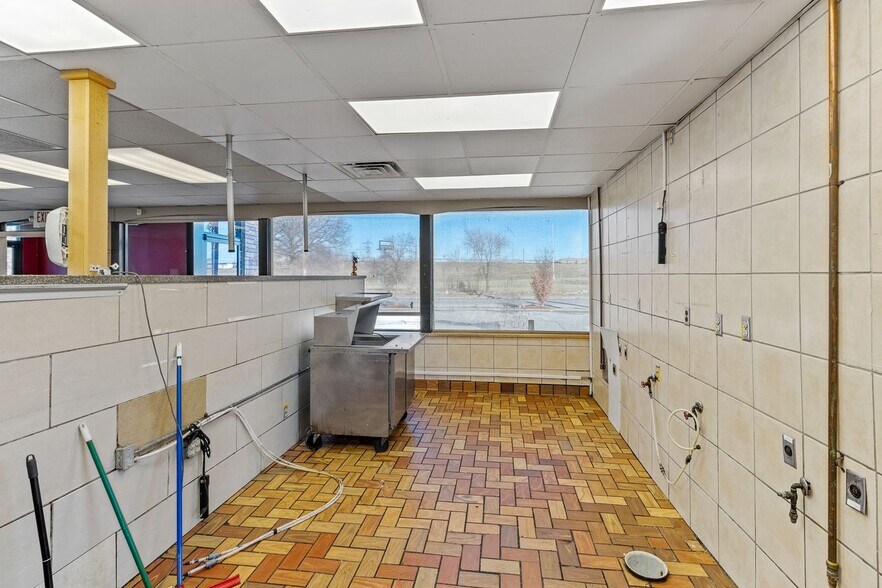 More Photos Of 2058 Portland Ave, Louisville Freestanding For Lease