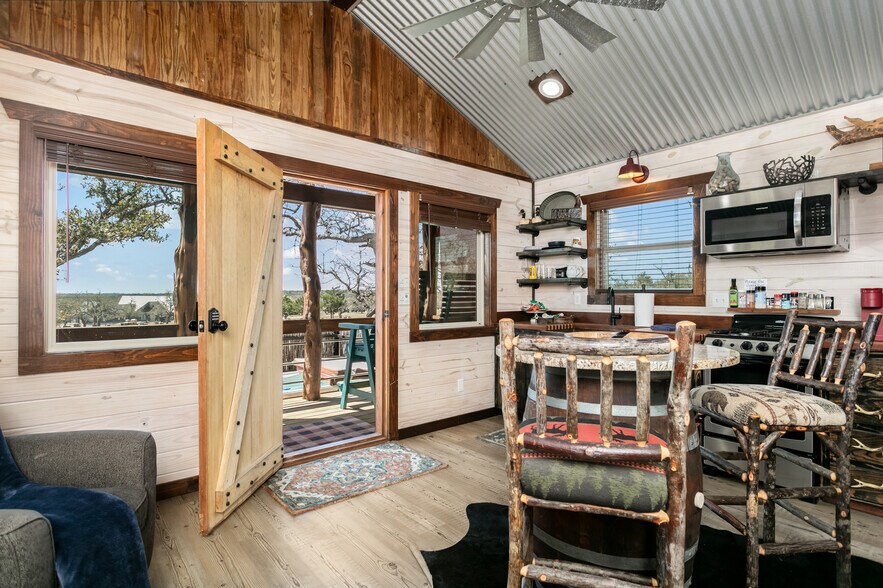 More Photos Of 100 Five Star Trl, Fredericksburg Hotel For Sale