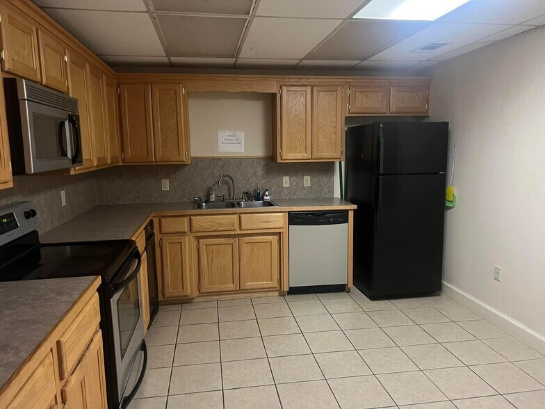 More Photos Of 102 Commerce Dr, Alma Light Distribution For Sale